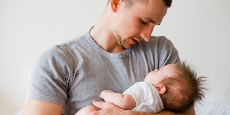 Homem com bebê recém-nascido