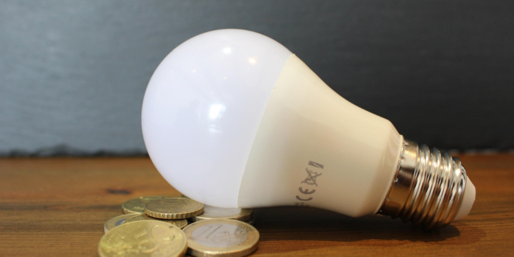 Milhões de brasileiros pagam mais na luz por causa de um erro que poderia ser evitado