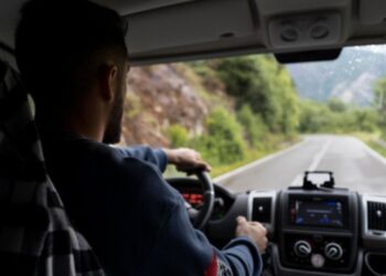 Motorista dirigindo