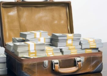 Muito dinheiro em uma mala