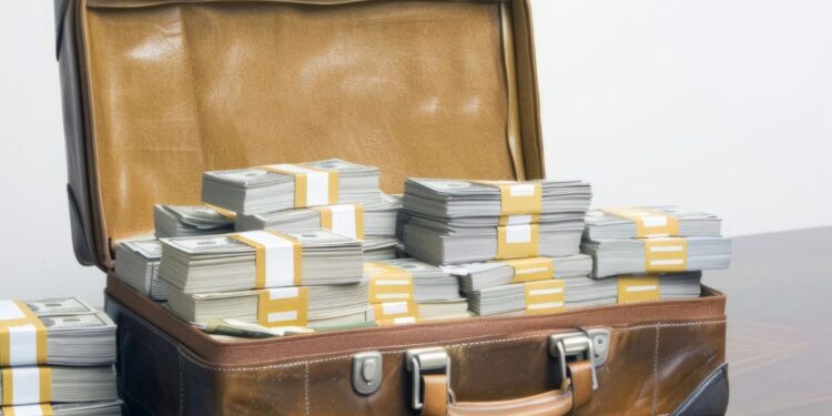 Muito dinheiro em uma mala