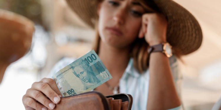 Nova taxa de R$ 30 entra em vigor em 01/05 e afeta turistas no Brasil