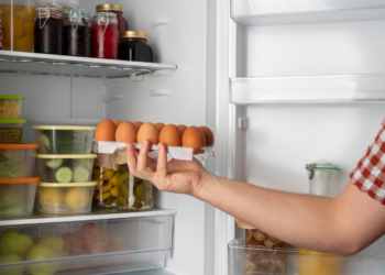 O erro ao usar a geladeira que aumenta em 30% o seu consumo energético