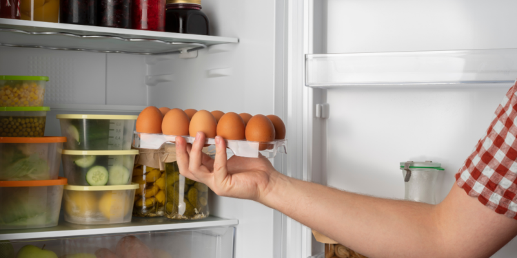 O erro ao usar a geladeira que aumenta em 30% o seu consumo energético