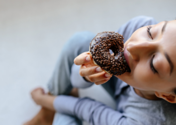 O que a psicologia revela sobre quem come doces para aliviar a tristeza e o estresse