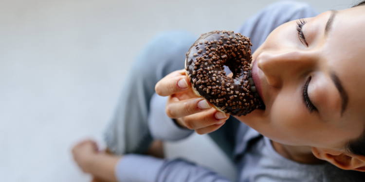 O que a psicologia revela sobre quem come doces para aliviar a tristeza e o estresse