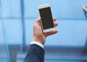 O que significa o hábito de checar o telefone assim que entrar num elevador, segundo a psicologia