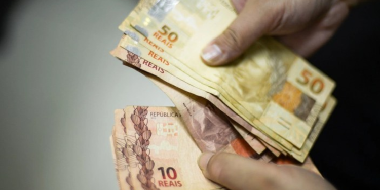 O salário mínimo pode quase dobrar no Brasil e ir para R$ 3.242,00