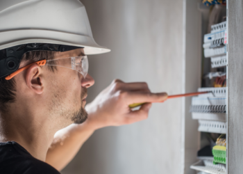 Oficial: governo visitará casa a casa para mudar o contador de luz e será obrigatório para continuar com o serviço neste país