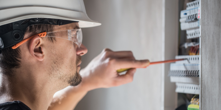 Oficial: governo visitará casa a casa para mudar o contador de luz e será obrigatório para continuar com o serviço neste país