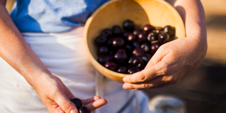 Ouro negro: a fruta pouco conhecida repleta de antioxidantes que produz colágeno e fortalece os ossos