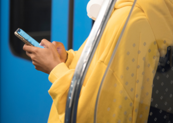 País proíbe que pessoas falem ao telefone em metrôs, ônibus e trens, pois isso é considerado desrespeito