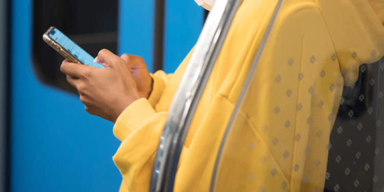 País proíbe que pessoas falem ao telefone em metrôs, ônibus e trens, pois isso é considerado desrespeito