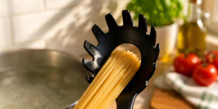 Para que serve o furinho na colher do macarrão?