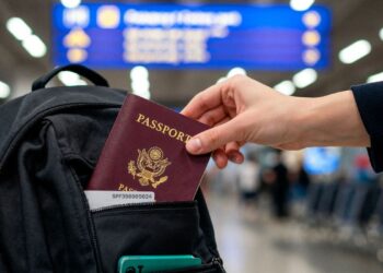 Passaporte em uma mochila