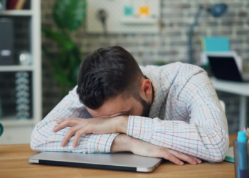 Preguiça pode ser sinal de QI elevado: entenda a relação entre inteligência e procrastinação