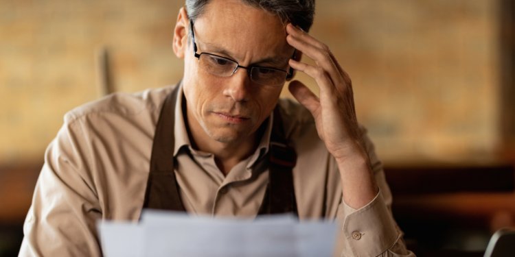 Quase 6 em cada 10 brasileiros vivem com esse problema no salário, segundo nova pesquisa