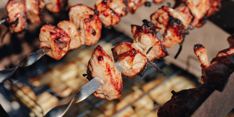 Quem vender churrasco em praias do Brasil pode acabar preso pela Polícia Civil