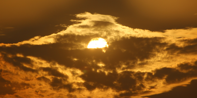 Sol vai sumir e terra vai escurecer no maior eclipse solar do século