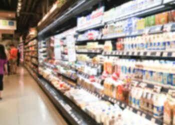 Prateleiras de um supermercado