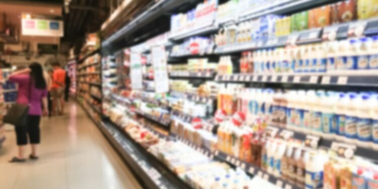 Prateleiras de um supermercado