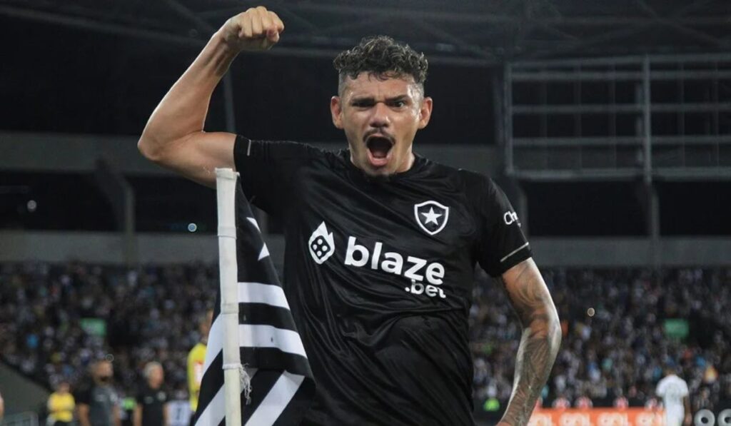 Tiquinho Soares comemorando