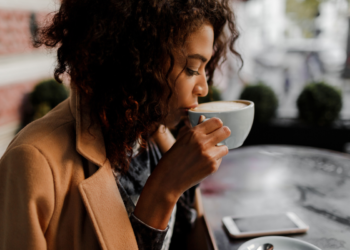 Tomar essa quantidade diária de café pode alterar o seu cérebro