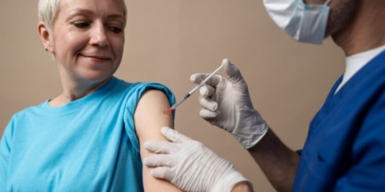 Idosa sendo vacinada