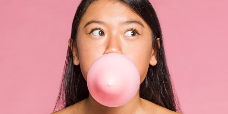 Você já engoliu chiclete? Veja o que acontece dentro do seu organismo