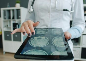 A ciência descobriu que seu cérebro “reinicia” em 4 momentos da vida: veja quando