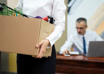 A lei confirma: é permitido demitir o trabalhador se ele sair do trabalho ao final do seu turno, neste país