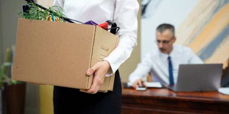 A lei confirma: é permitido demitir o trabalhador se ele sair do trabalho ao final do seu turno, neste país