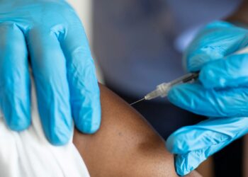 Anvisa faz alerta para maiores de 18 anos sobre vacina no Brasil