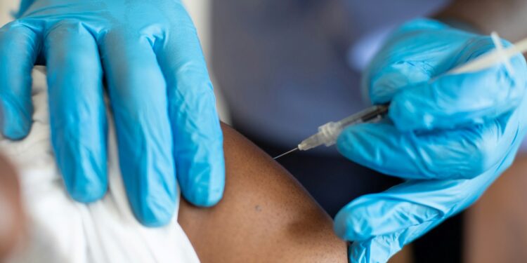 Anvisa faz alerta para maiores de 18 anos sobre vacina no Brasil