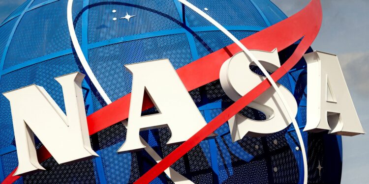 Astronauta da NASA levou algo da Terra e soltou no espaço