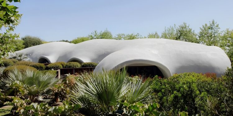 Ator com fortuna de R$ 1,5 bilhão decidiu morar em casa de 600 m² sem paredes