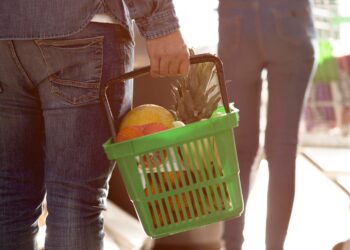 Ceder o lugar na fila para estranhos com poucas compras revela características, segundo psicólogos