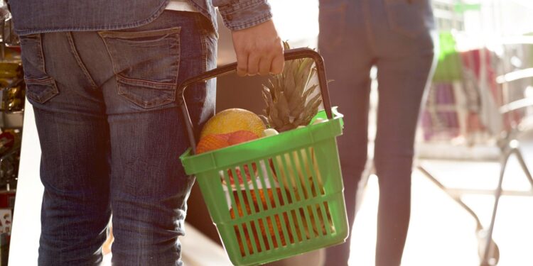 Ceder o lugar na fila para estranhos com poucas compras revela características, segundo psicólogos