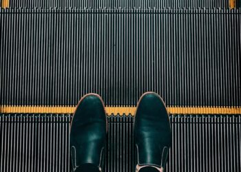 China constrói escada rolante gigante que leva quase 30 minutos para chegar ao fim do destino