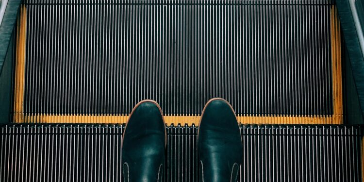 China constrói escada rolante gigante que leva quase 30 minutos para chegar ao fim do destino