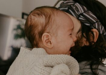 Choro de bebê agora pode causar expulsão dos pais em viagens de avião