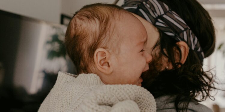 Choro de bebê agora pode causar expulsão dos pais em viagens de avião