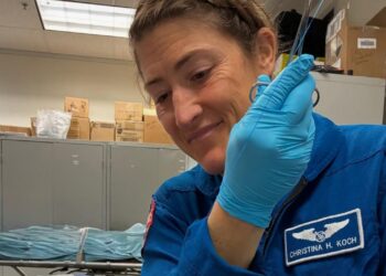 Christina Koch, astronauta da Artemis II: “É maravilhoso ouvir novamente a Terra, sempre a escolheremos”