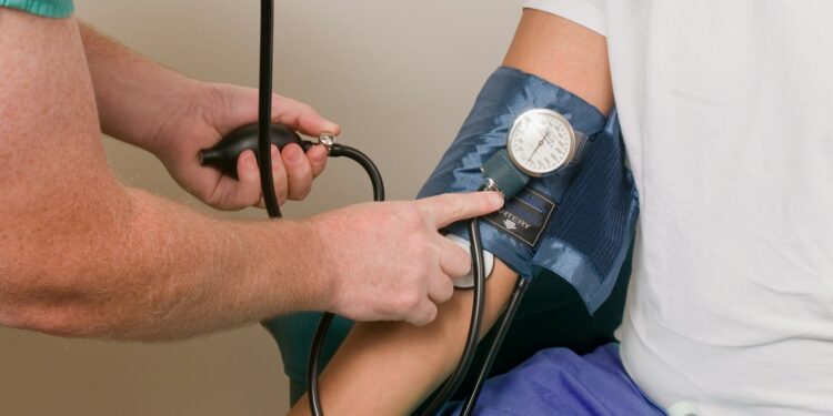 Cientistas descobrem novo método para baixar a pressão arterial e resultado é imediato
