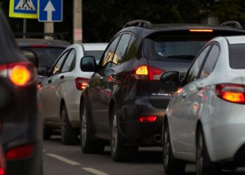 Duro golpe aos motoristas: governo proibirá que carros comprados antes de 2025 circulem nas estradas deste país