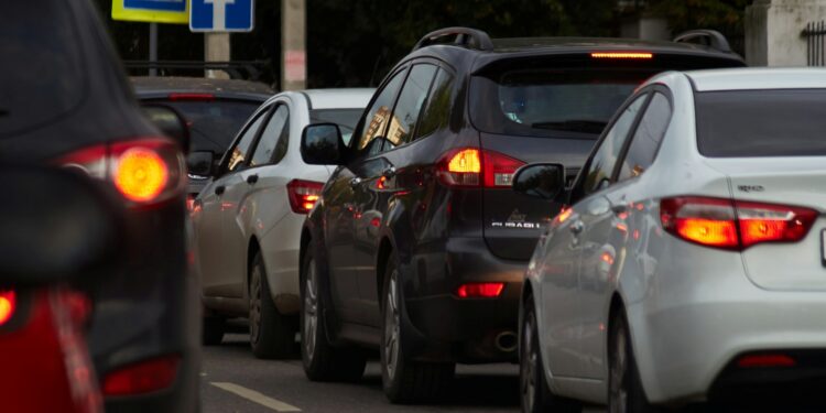 Duro golpe aos motoristas: governo proibirá que carros comprados antes de 2025 circulem nas estradas deste país