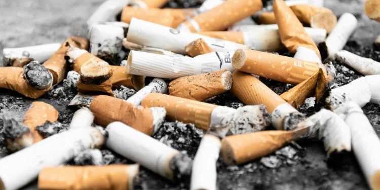 Governo multará de forma severa quem jogar resto de cigarro nestes locais, em todo esse país