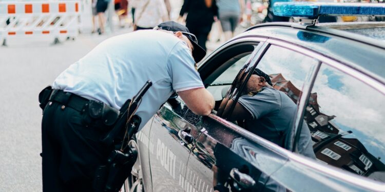 Governo revisará todos os porta-luvas e cancelará a carteira de motorista de quem levar este objeto no carro neste país