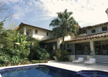 Avaliada em R$ 20 milhões, essa mansão de 3 mil m² pertence a um apresentador que você conhece