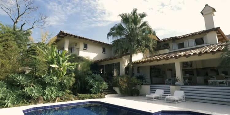 Avaliada em R$ 20 milhões, essa mansão de 3 mil m² pertence a um apresentador que você conhece